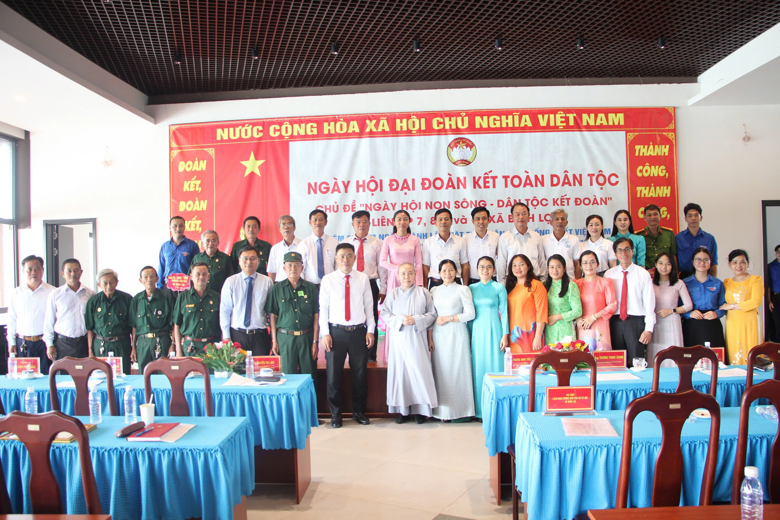 Sắc màu đoàn kết phủ khắp hai xã Bình Chánh, Bình Lợi - Ảnh 1.