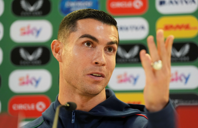 Cristiano Ronaldo phát biểu trong buổi họp báo trước trận Bồ Đào Nha gặp CH Ireland ở lượt năm bảng F vòng loại World Cup 2026 khu vực châu Âu trên sân Aviva ngày 12/11. Ảnh: Alamy