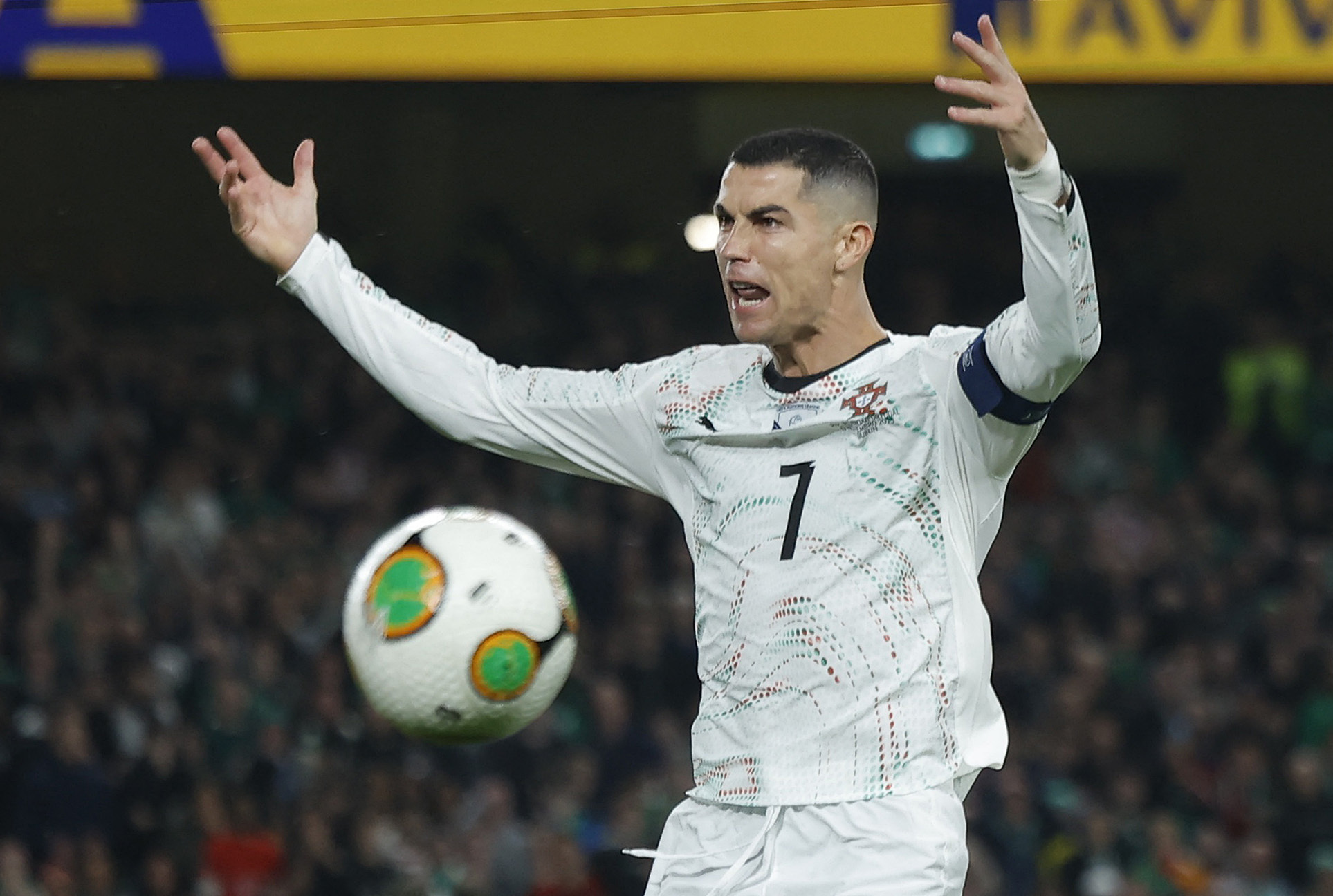 Ronaldo bị thẻ đỏ khiến Bồ Đào Nha chưa thể đến World Cup, play-off châu Á vẫn nóng- Ảnh 1.
