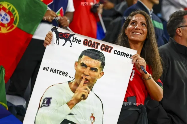 Người yêu bóng đá thần tượng chân sút vĩ đại của Bồ Đào Nha. Ảnh: EPA. ronaldo-lap-ky-luc-voi-ban-thang-thu-952 (2).jpg