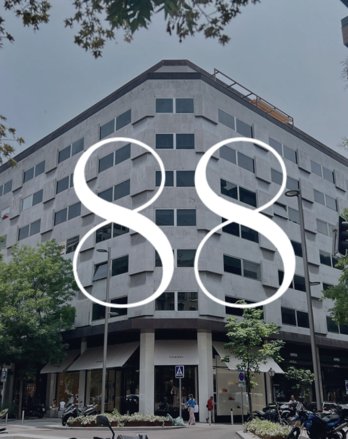 Bên ngoài CLB thượng lưu của Ronaldo.