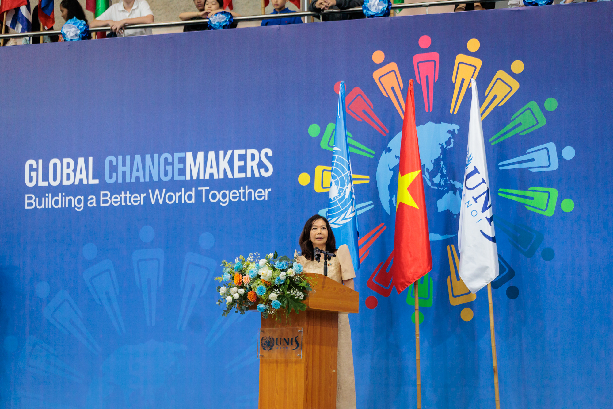 Rực rỡ lễ rước cờ kỷ niệm Ngày Liên hợp quốc tại Hà Nội 1 Rực rỡ lễ rước cờ kỷ niệm Ngày Liên hợp quốc tại Hà Nội - Ảnh 1.