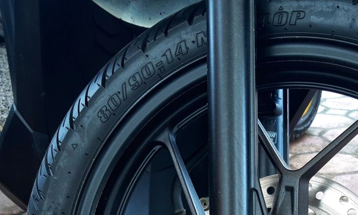 Rủi ro khi thay lốp tại các tiệm sửa xe máy - Ảnh 2.