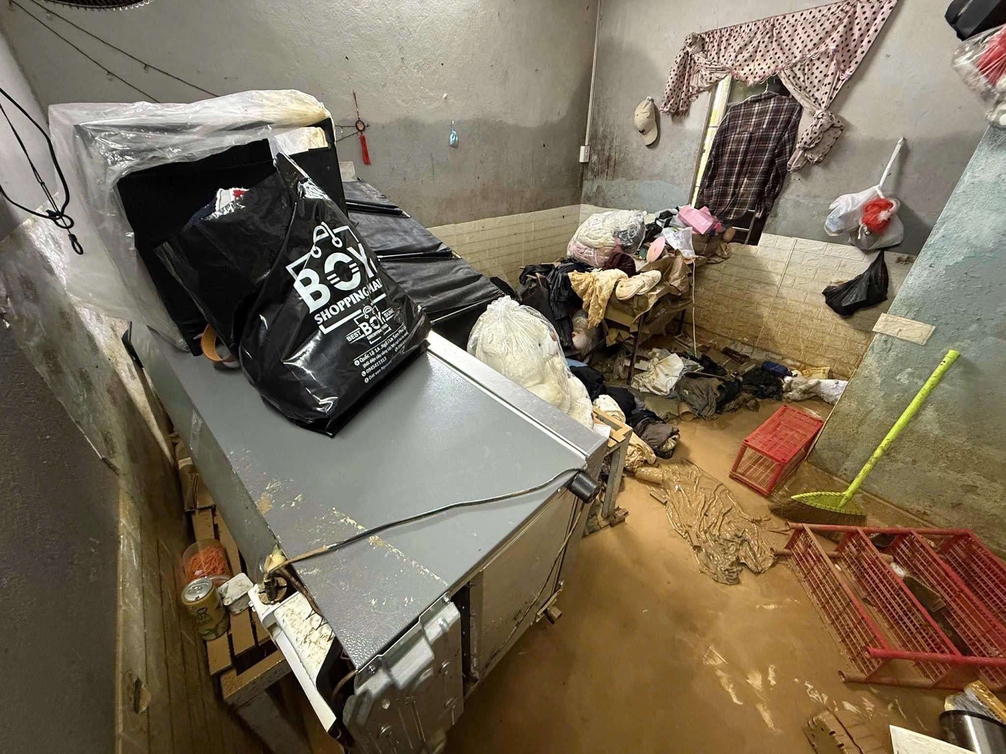 Rưng rưng trước cảnh phòng trọ tan hoang, sách vở sinh viên ngập trong lũ 1 phòng trọ - Ảnh 1.