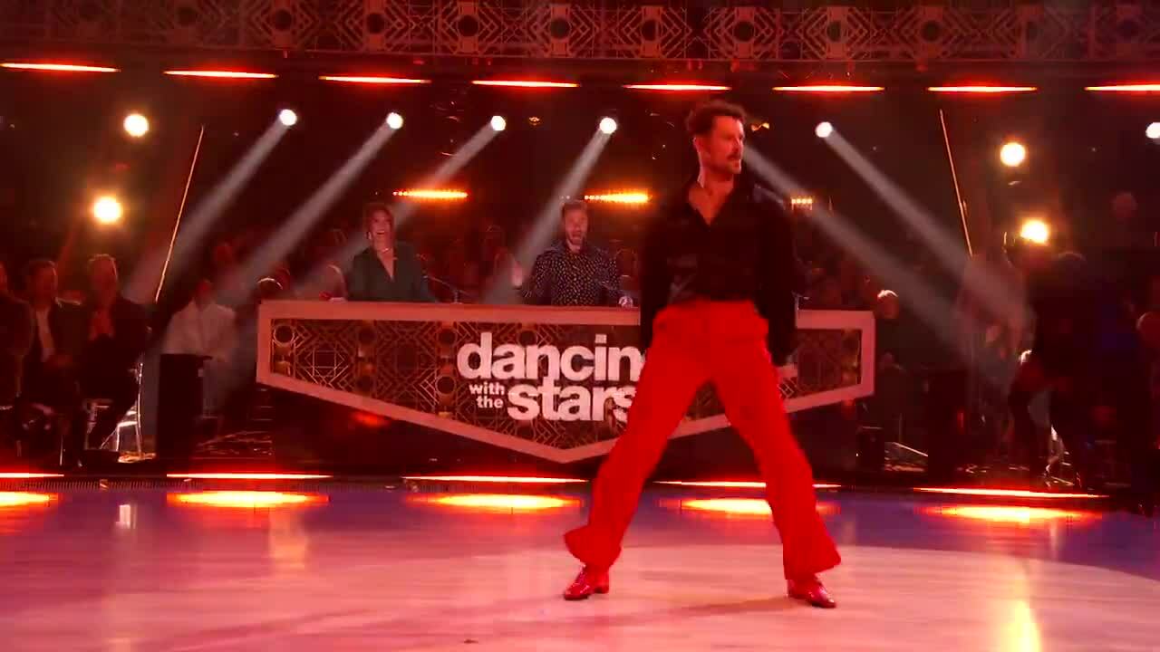 Dylan Efron trình diễn điệu Cha Cha trên nền bài Kiss