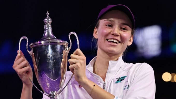 Rybakina mừng danh hiệu WTA Finals, trên sân King Saud University, Riyadh, Arab Saudi hôm 8/11. Ảnh: Reuters