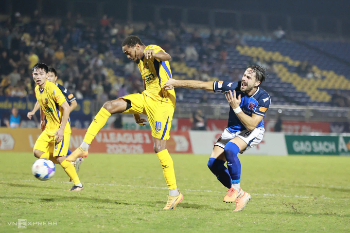 Tiền đạo SLNA Reon Moore (áo vàng giữa) ghi bàn ở phút 69, trong trận thắng CLB TP HCM 2-1 ở vòng 11 V-League 2025-2026, trên sân Vinh, Nghệ An ngày 9/11/2025. Ảnh: Xuân Thủy