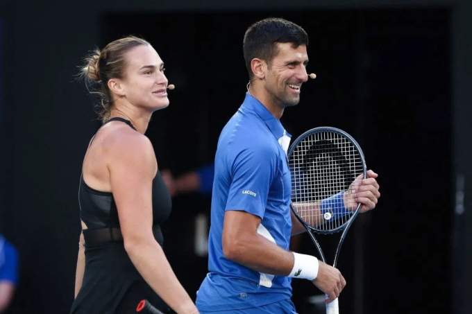Sabalenka (trái) và Djokovic trong sự kiện đánh đôi biểu diễn ở Australia Mở rộng tại sân Rod Laver, Melbourne, hồi đầu năm. Ảnh: Reuters