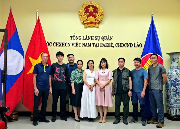 Đoàn chụp ảnh lưu niệm tại Tổng Lãnh sự quán Việt Nam tại Paksé.