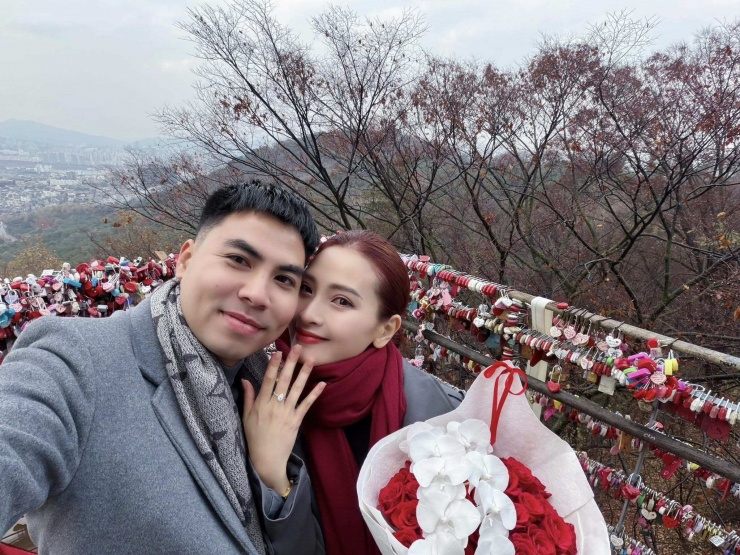 Tối 27/11, cầu thủ Đức Huy đăng ảnh cầu hôn thành công bạn gái MC Huyền Trang (Mù Tạt) tại Seoul, Hàn Quốc. Cả hai nhận được nhiều lời chúc phúc từ bạn bè, đồng nghiệp như Á hậu Huyền My, cầu thủ Duy Mạnh, MC Mạnh Khang…