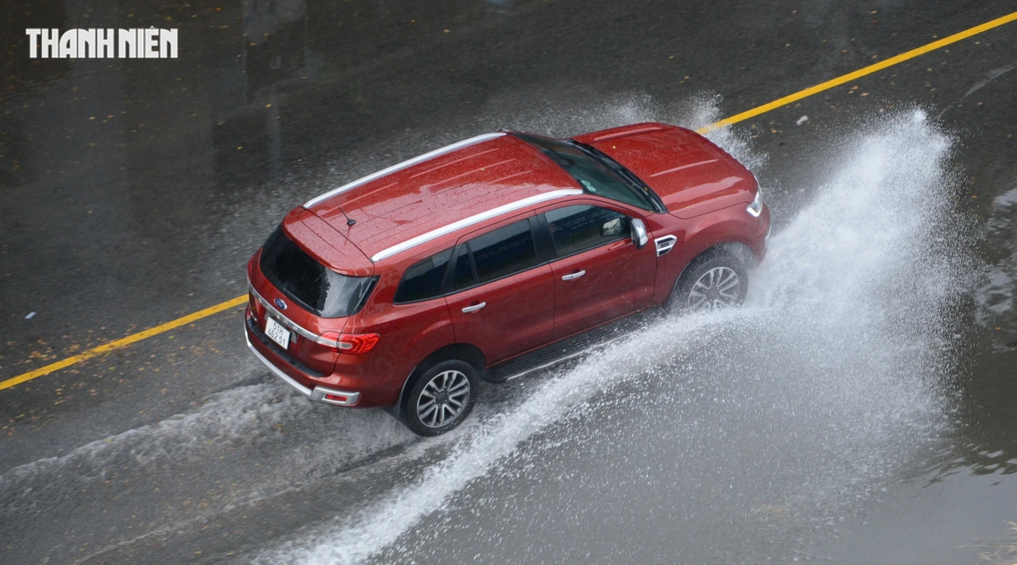 Những sai lầm cần tránh khi lái ô tô dưới mưa bão để đảm bảo an toàn - Ảnh 1.