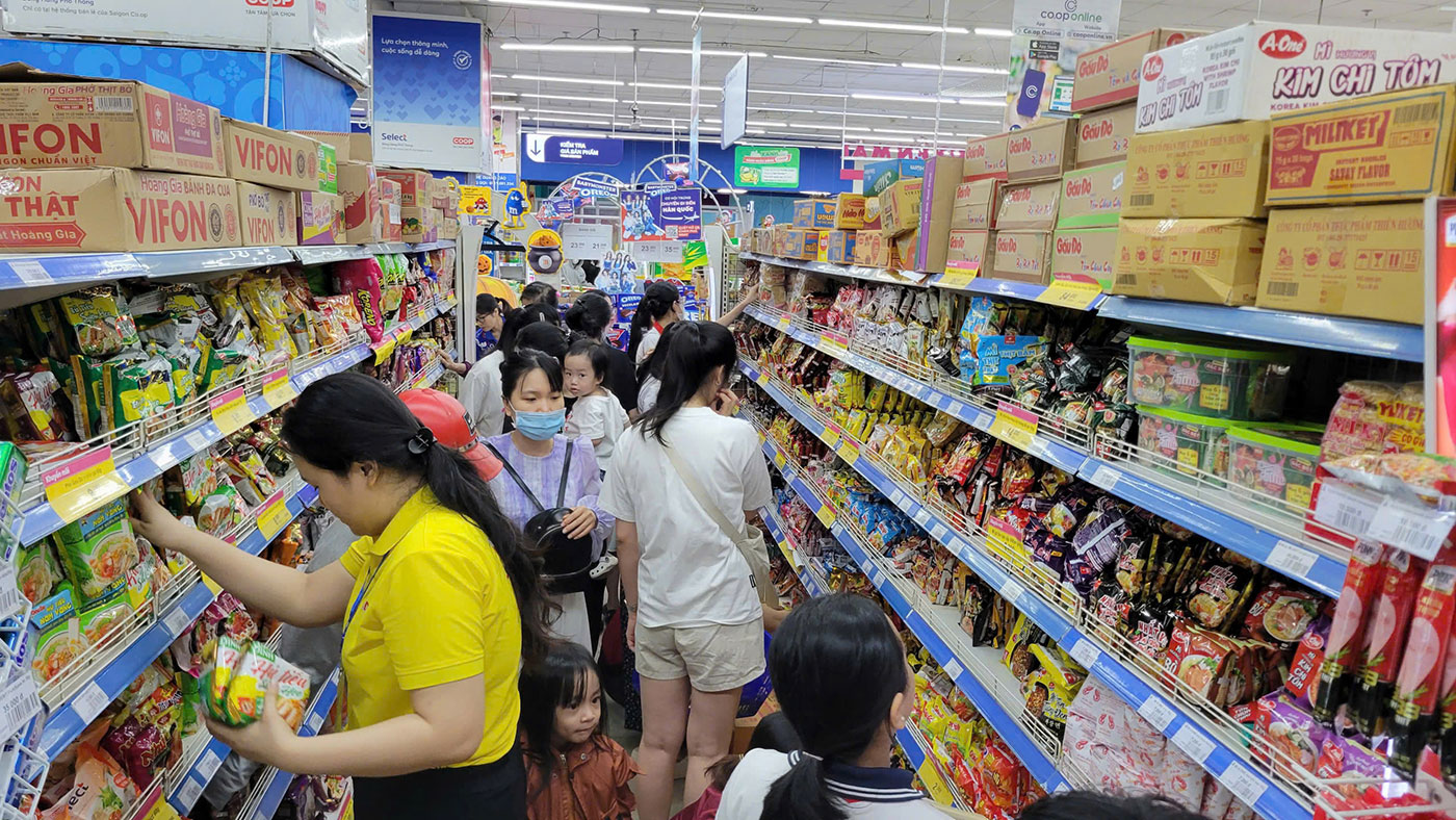 Saigon Co.op giảm sâu thực phẩm thiết yếu, san sẻ cùng người dân miền Trung trước bão  - Ảnh 1.