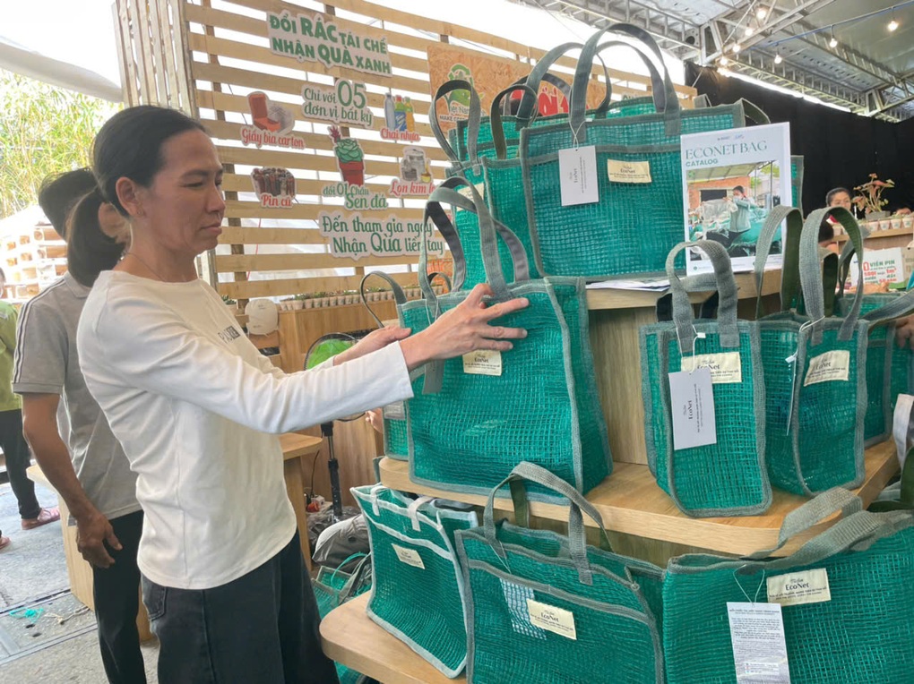 Sản phẩm tái chế hút giới trẻ tại Ngày hội Việt Nam Xanh - 1