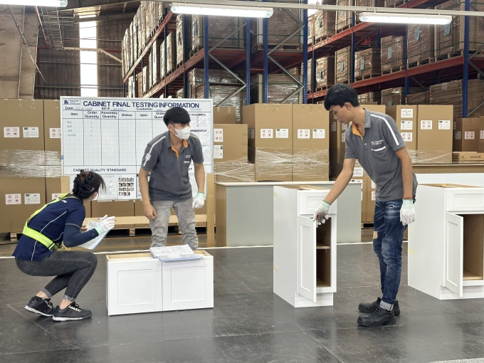 Công nhân tại khu vực kiểm tra thành phẩm trong xưởng tủ bếp xuất khẩu của TEKCOM ngày 7/11. Ảnh: Viễn Thông