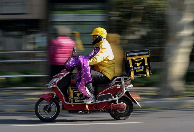 Nhân viên giao hàng trên đường phố Thượng Hải, Trung Quốc, tháng 9/2019. Ảnh: VCG