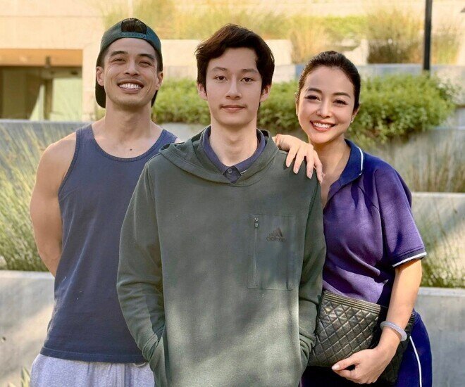 Hoa hậu Jennifer Phạm đưa con trai đi chọn trường đại học tại Mỹ.