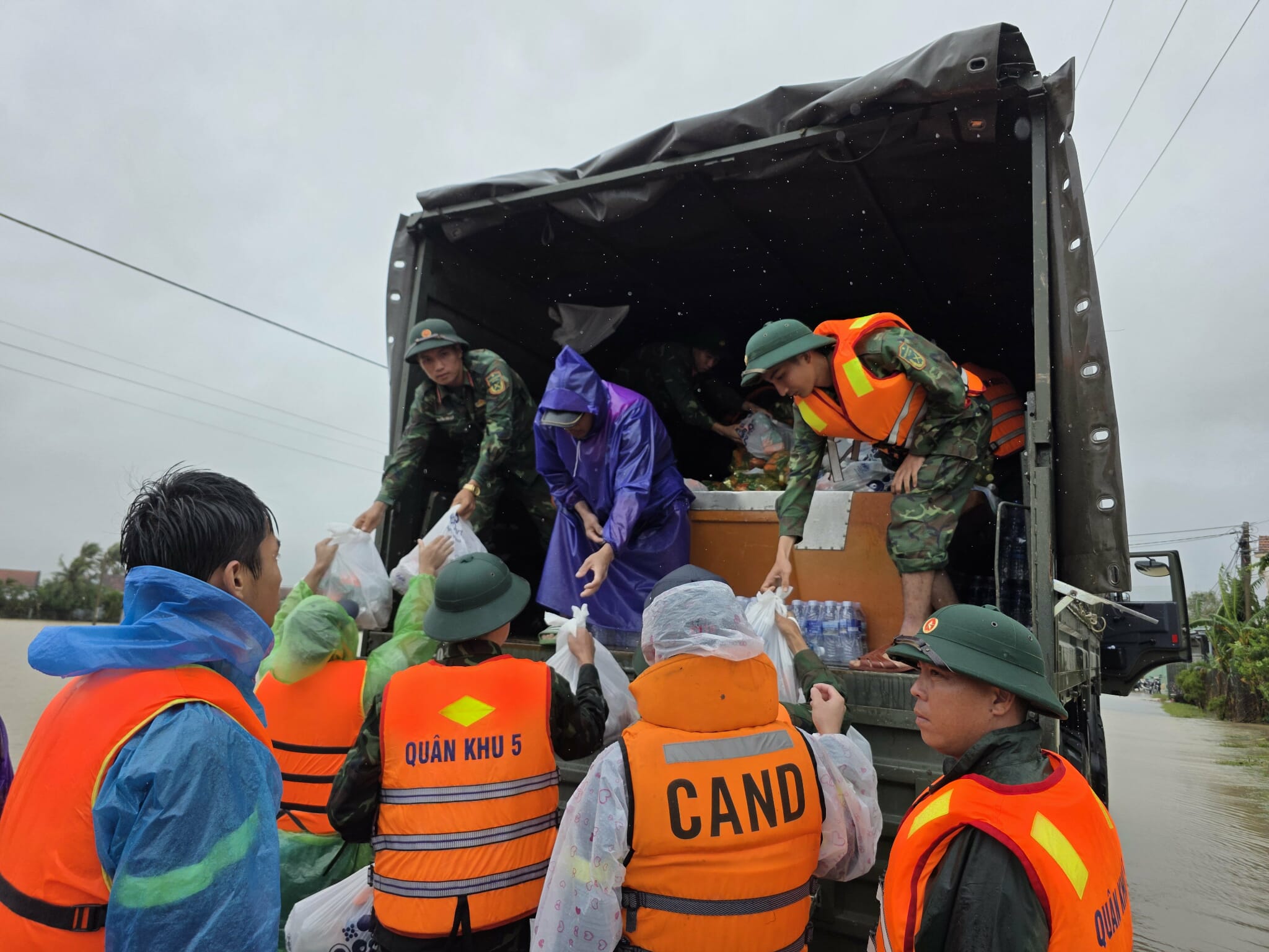 Mưa lũ chiều 21-11: Tạm ngưng xe quốc lộ 1 và cao tốc Cam Lâm - Vĩnh Hảo; Bác tin vỡ hồ Am Chúa - Ảnh 1. mưa lũ - Ảnh 1.