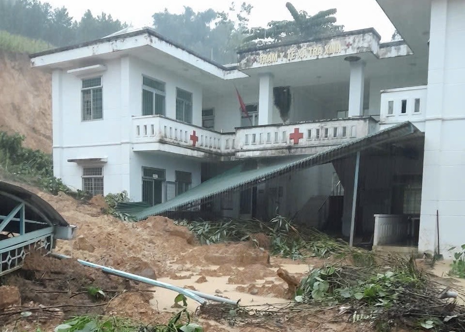 Quảng Ngãi: Núi sạt lở ập vào trạm y tế, mưa lũ gây chia cắt nhiều nơi - Ảnh 1.