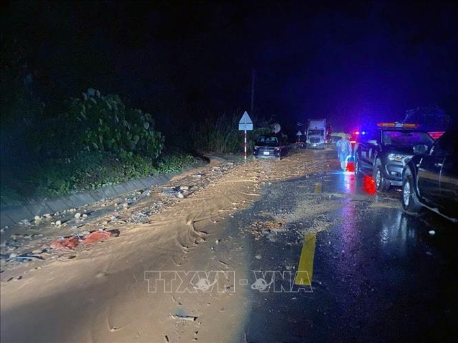 Khánh Hòa: Sạt lở đèo Khánh Lê và đèo Khánh Sơn khiến nhiều người bị vùi lấp- Ảnh 1.