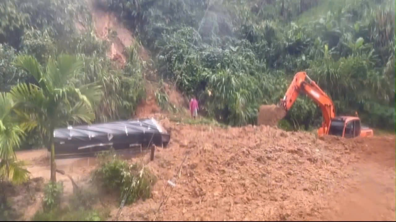 Sạt lở, hàng tấn đất đá đổ ập vùi nửa xe tải, tài xế thoát chết trong gang tấc- Ảnh 1.