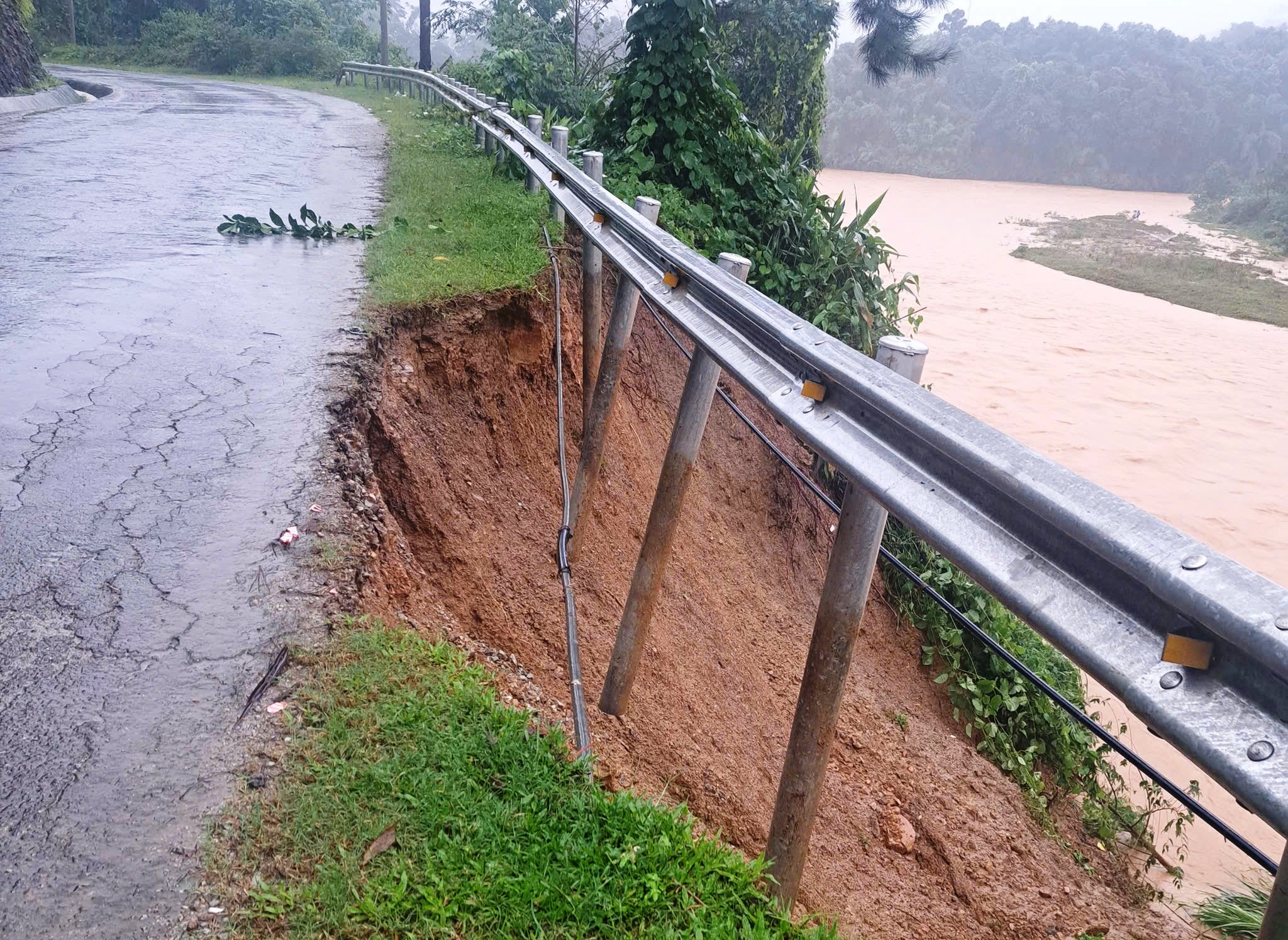 Đà Nẵng: Sạt lở phức tạp nhiều xã vùng cao, hàng trăm hộ dân bị cô lập - Ảnh 1.