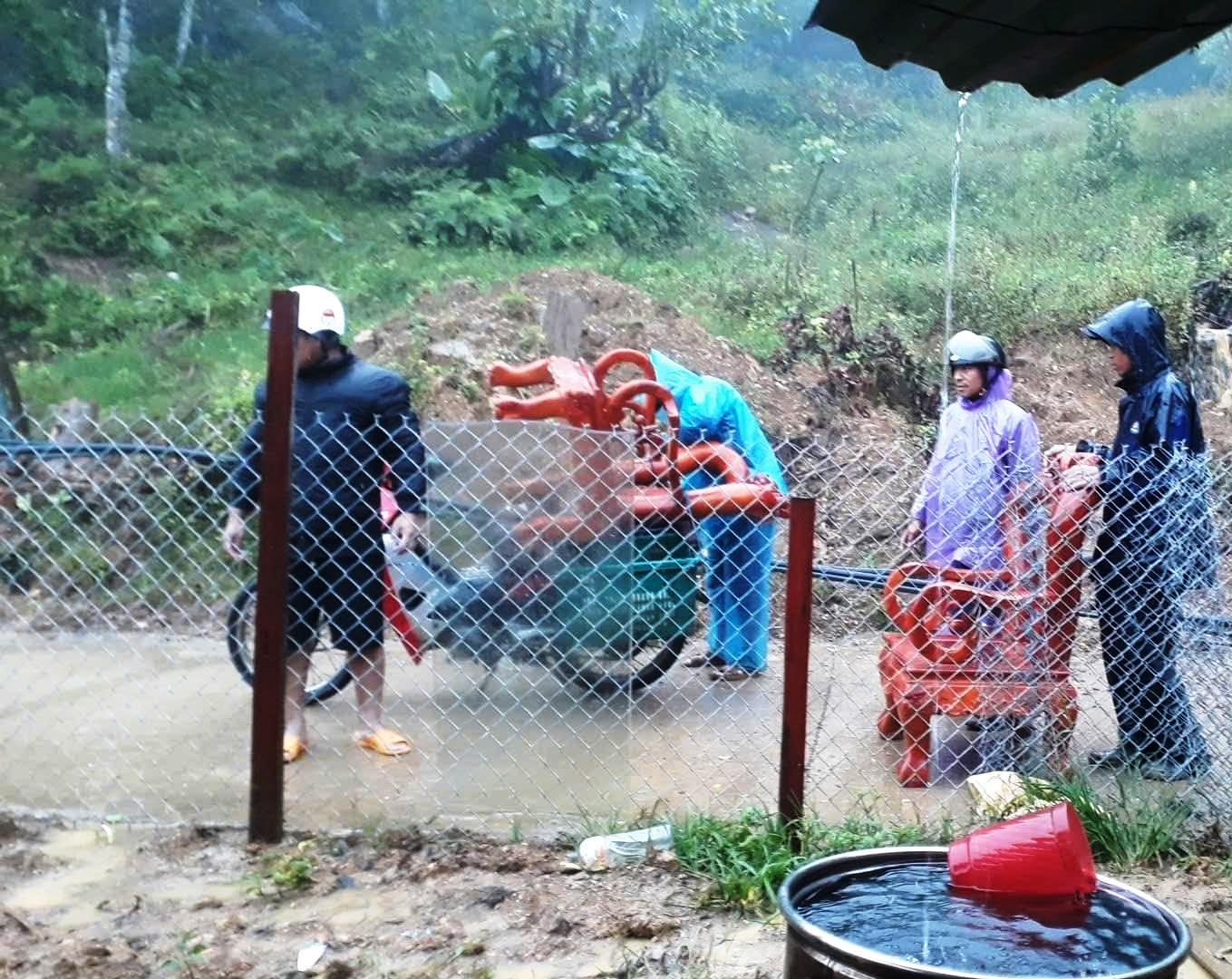 Đà Nẵng: Sạt lở diễn biến vô cùng phức tạp, sơ tán hàng chục hộ dân   - Ảnh 1.