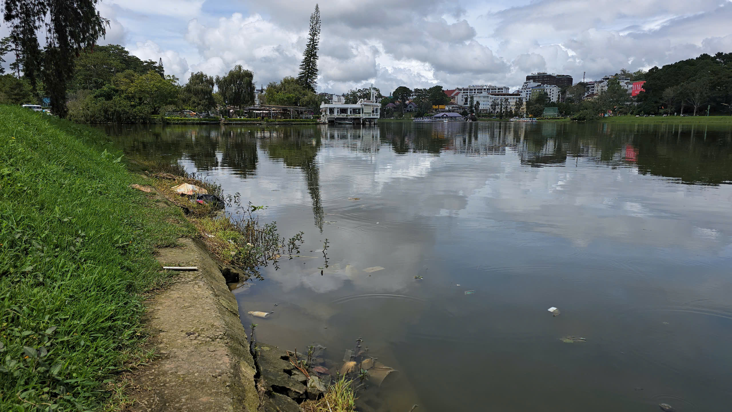 Sạt trượt ta luy, bờ kè quanh thắng cảnh hồ Xuân Hương - Đà Lạt - Ảnh 1. Sạt trượt ta luy, bờ kè quanh thắng cảnh hồ Xuân Hương - Đà Lạt - Ảnh 1.