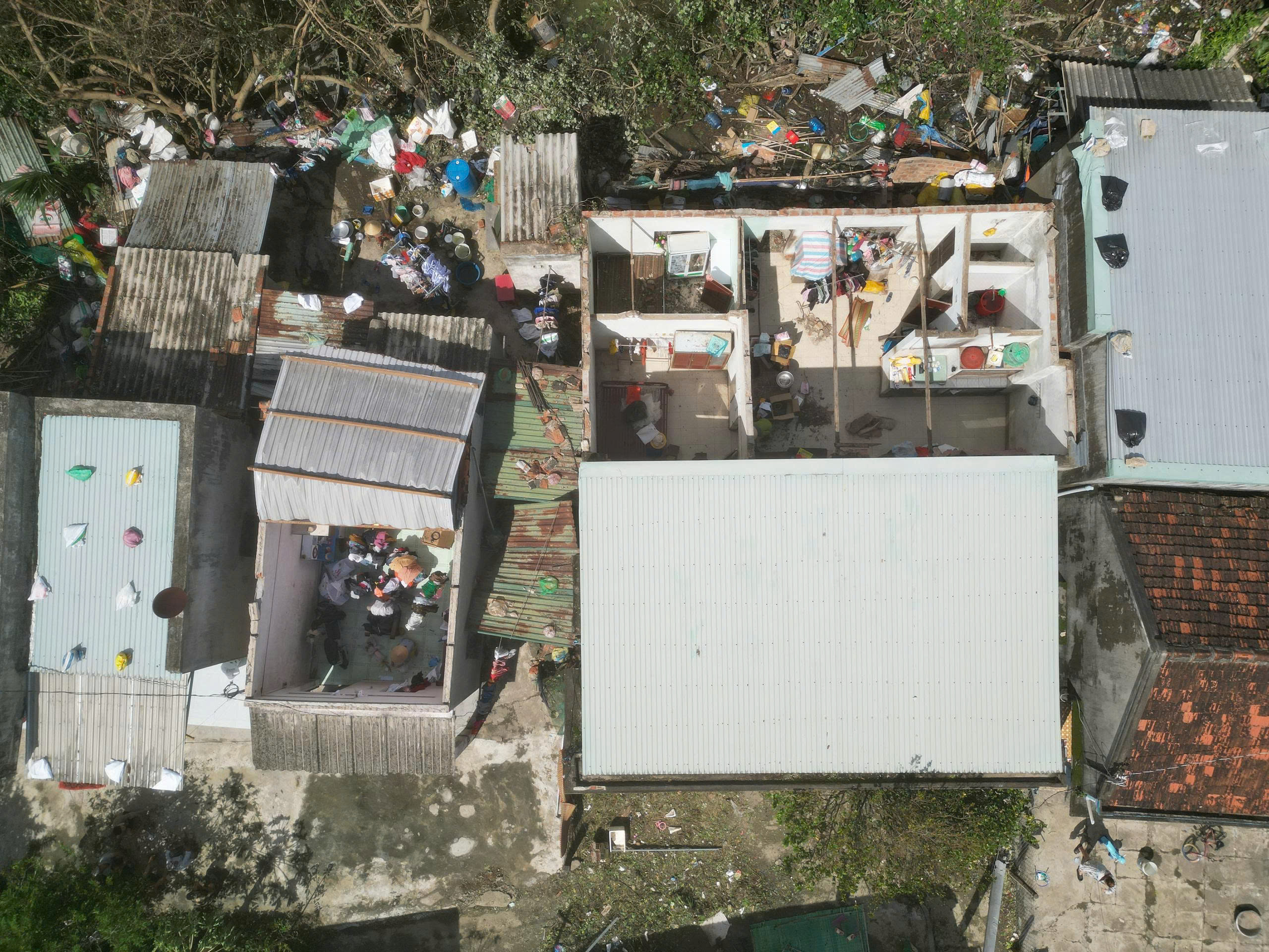 Sau bão Kalmaegi và những mái nhà đổ nát - Ảnh 1.