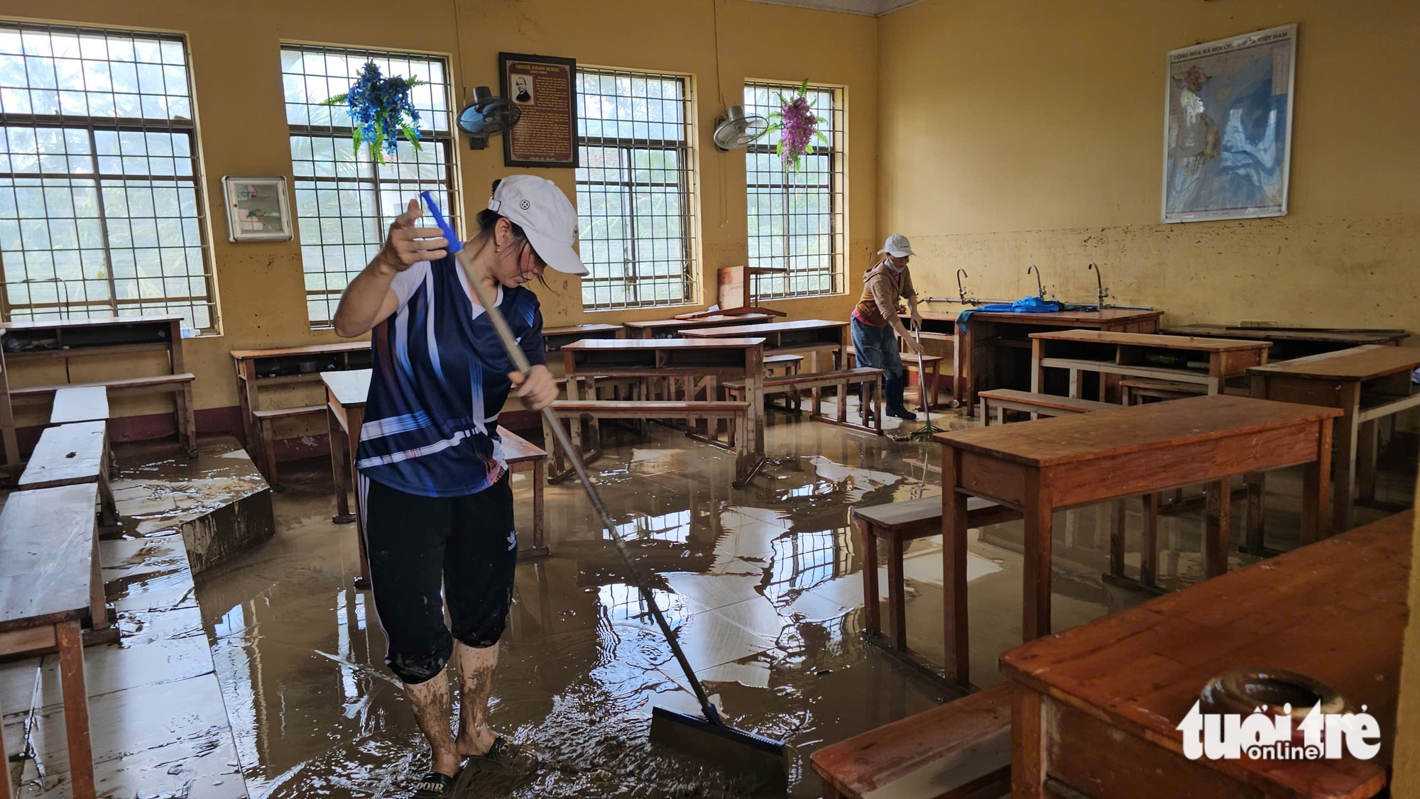 Sau bão Kalmaegi, người dân và giáo viên 'đánh vật' với bùn non, rác rến - Ảnh 1.