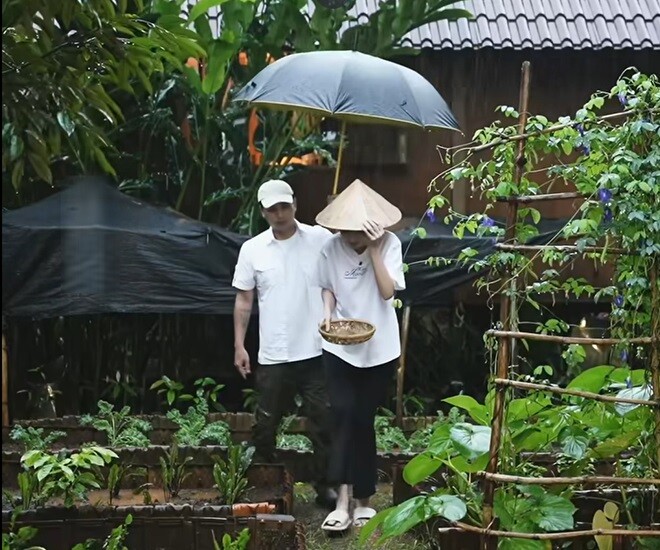 Sau clip nấu ăn gây "rối não" dân mạng, Hồ Quang Hiếu và vợ 1m80 khoe mâm cơm chân quê ai nhìn cũng thèm 1 Vợ chồng Hồ Quang Hiếu liên tục thu hút sự chú ý với những video “bỏ phố về quê” đầy bình dị và ấm áp. Không cần kịch bản cầu kỳ, chỉ cần một gian bếp củi, mảnh vườn rau và đôi tay khéo léo là đủ để cặp đôi chiếm trọn tình cảm của người xem.