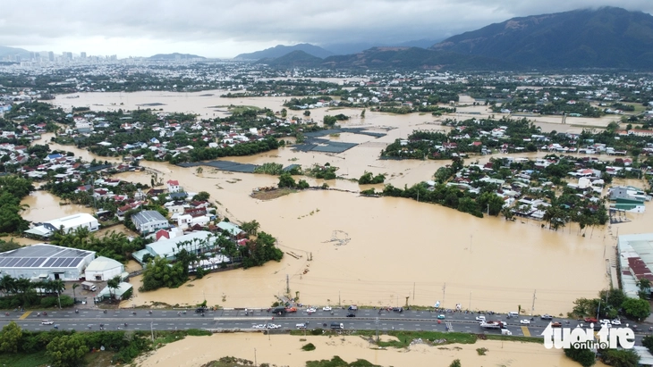 Sau hai ngày dầm lũ, 1.000 hộ dân ven quốc lộ 1 xã Diên Khánh, Khánh Hòa được đưa di tản 1 Sau hai ngày dầm lũ, 1.000 hộ dân ven quốc lộ 1 xã Diên Khánh, Khánh Hòa được đưa di tản - Ảnh 1.