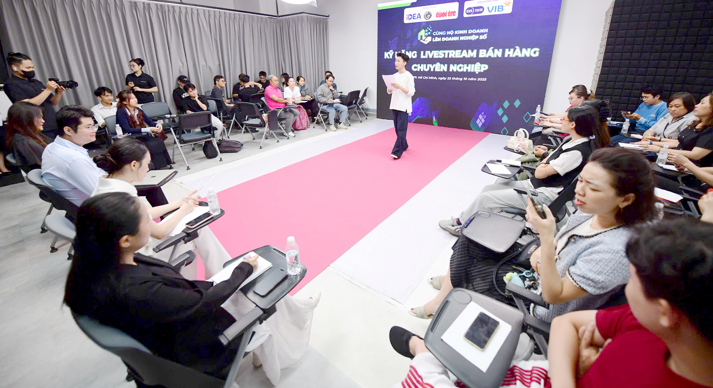 livestream - Ảnh 1.