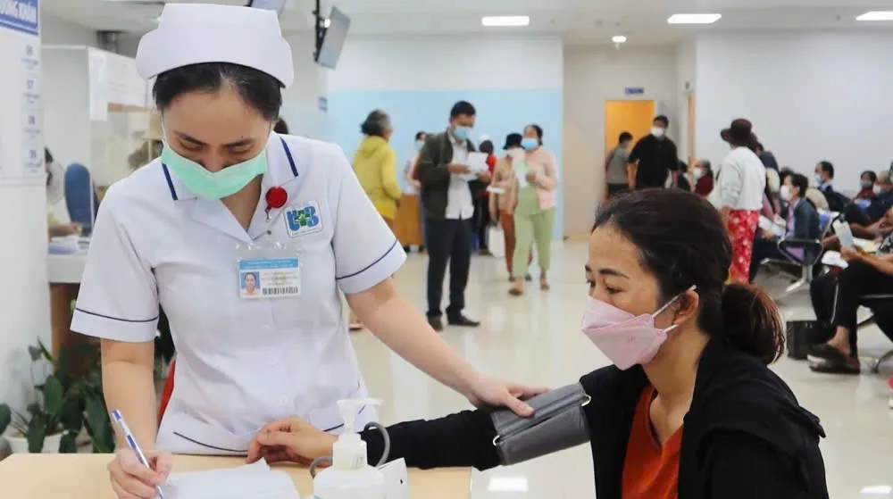 Sau ốm đau, người lao động được nghỉ thêm và nhận trợ cấp ra sao? Ảnh: TRẦN MINH Thẻ BHYT giấy hết hiệu lực.jpg