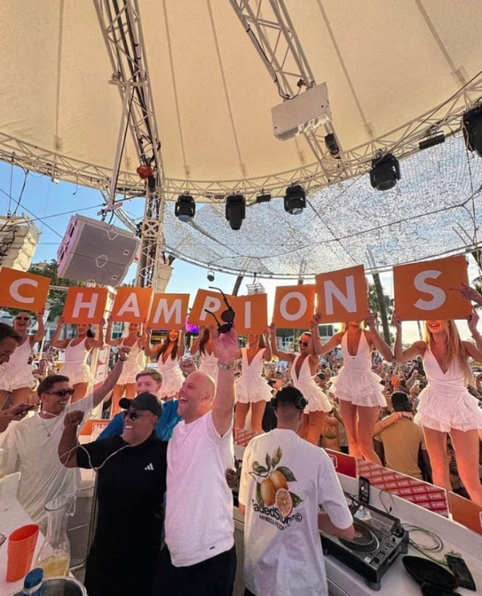 HLV Arne Slot (áo trắng) ăn mừng chức vô địch Ngoại hạng Anh ở Ibiza cuối mùa 2024-2025.