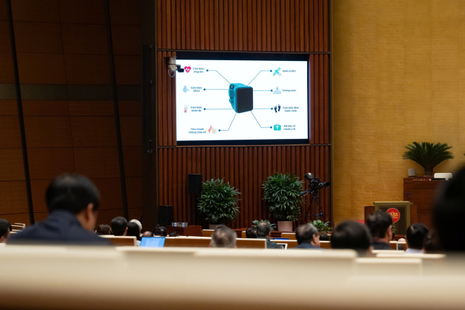 Video trình chiếu về vòng đeo tay quản lý người cai nghiện được chiếu trước Quốc hội. Ảnh: Hoàng Phong