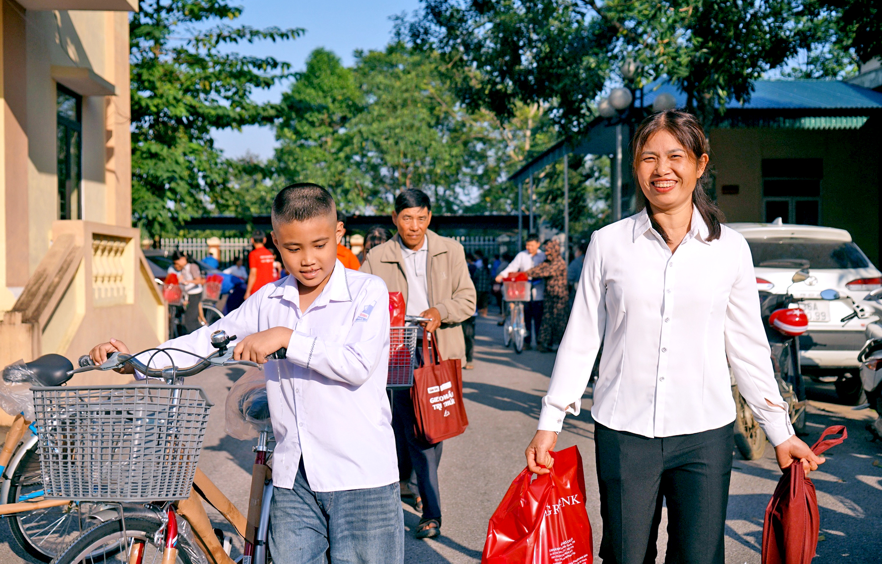 'Sếp' ngân hàng từng ước mơ có xe đạp đi học, nay trao xe đạp cho học sinh nghèo - Ảnh 1.