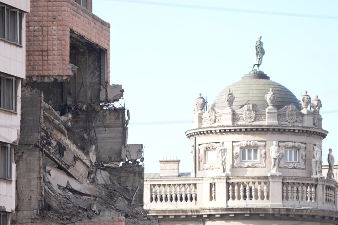 Một trụ sở cũ của quân đội Nam Tư (trái) bị phá hủy trong chiến dịch ném bom của NATO năm 1999, tại  Belgrade, Serbia, ngày 4/11. Ảnh: AP