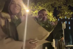 Messi vô tình xuất hiện trong bức ảnh khó quên nhất mọi thời đại