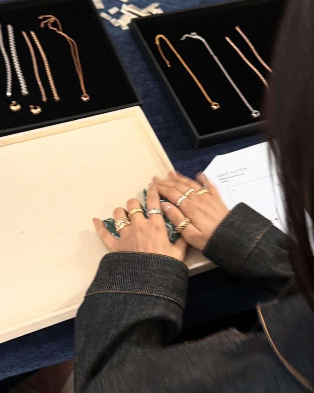 Trong 7 chiếc nhẫn Shin Min Ah khoe, nhẫn nào là nhẫn đính hôn với Kim Woo Bin?- Ảnh 2.