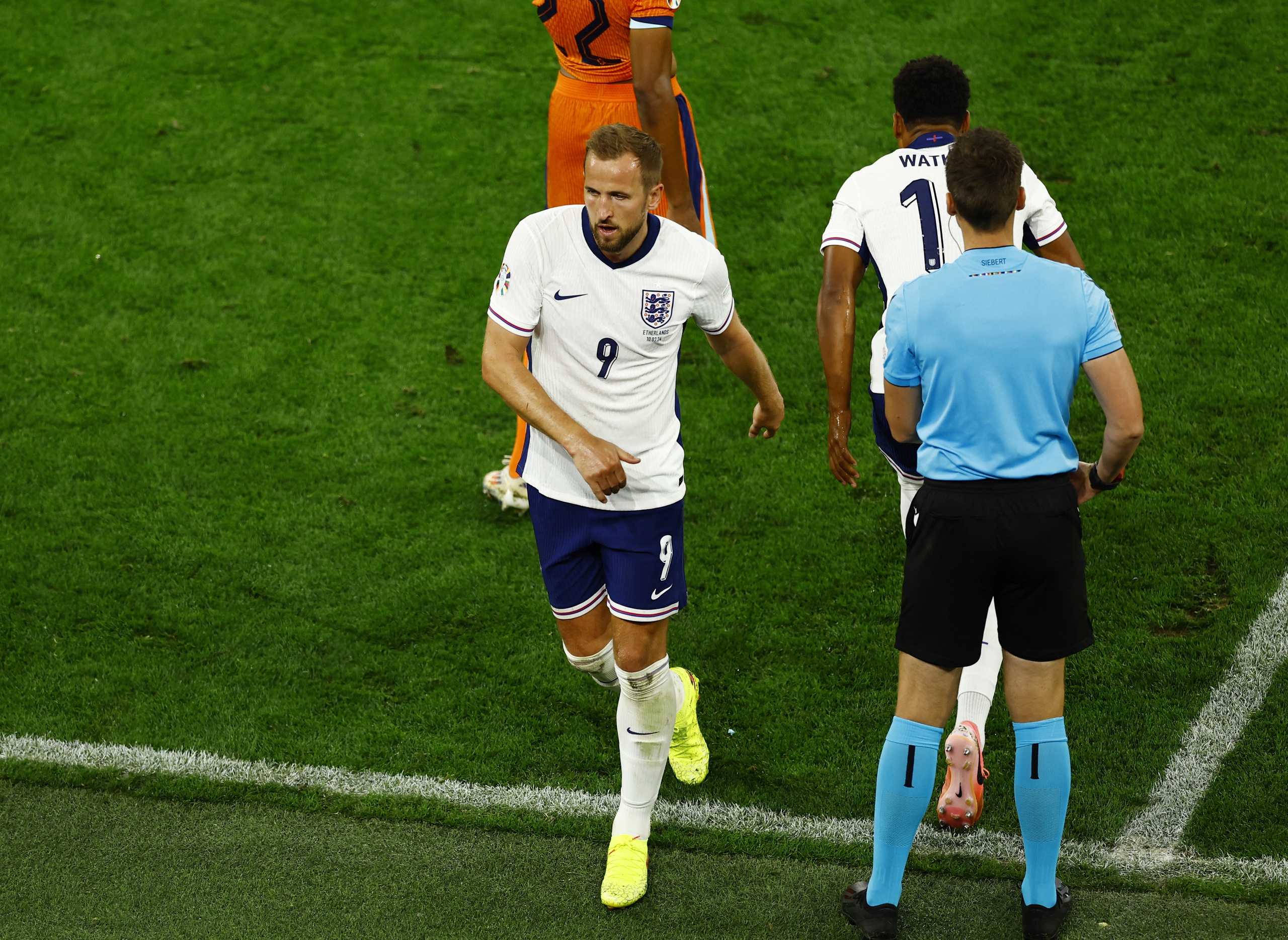 Sieu du bi Ollie Watkins nhan mua loi khen voi