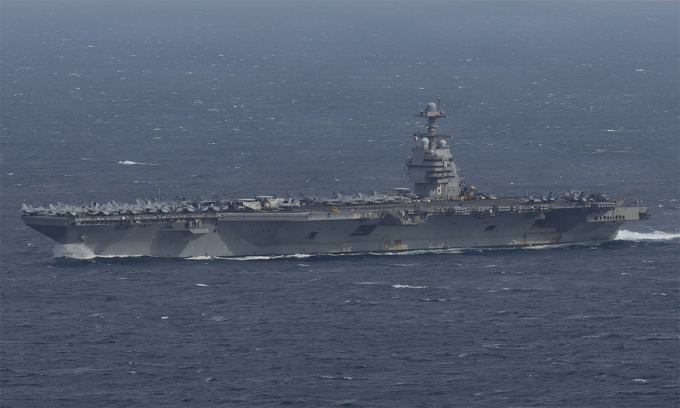 Tàu sân bay USS Gerald R. Ford đi qua eo biển Gibraltar ngày 4/11. Ảnh: US Navy