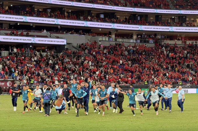 Đội tuyển Singapore mừng tấm vé dự Asian Cup 2027 sau khi thắng Hong Kong 2-1 ở lượt năm bảng C vòng loại cuối Asian Cup 2027, trên sân Kai Tak, Hong Kong ngày 18/11/2025. Ảnh: Straits Times.