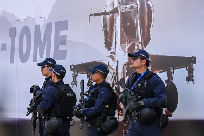 Cảnh sát Singapore tuần tra bên ngoài khu vực triển lãm hàng không tháng 2/2024. Ảnh: AFP
