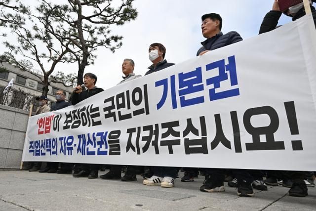 Sinh kế bị đe dọa, các chủ nhà hàng thịt chó Hàn Quốc đồng loạt kiện chính phủ - Ảnh 1.