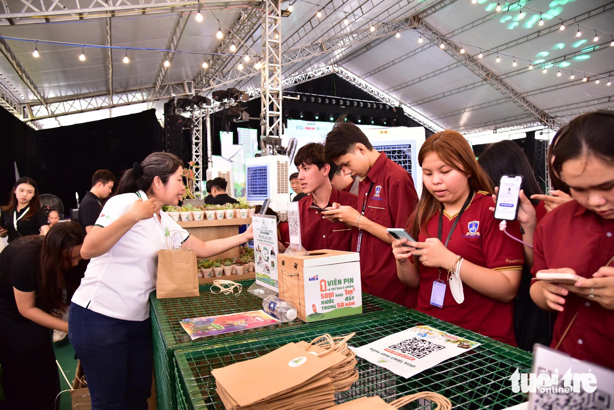 Sinh viên truyền thông tìm hiểu quy trình tổ chức Ngày hội Việt Nam Xanh của báo Tuổi Trẻ - Ảnh 1.