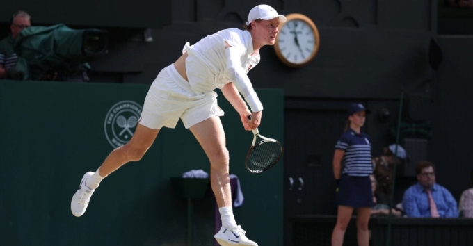 Sinner giao bóng ở Wimbledon - nơi anh đánh bại Alcaraz ở chung kết năm 2025. Ảnh: AELTC