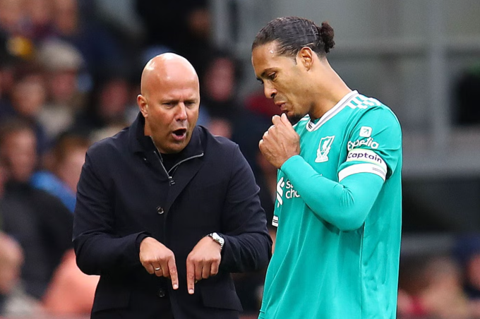 HLV Arne Slot (trái) chỉ đạo Virgil van Dijk trong trận Liverpool thắng Burnley 1-0 trên sân Turf Moor, Burnley, Lancashire, Anh ngày 14/9/2025. Ảnh: PA Wire