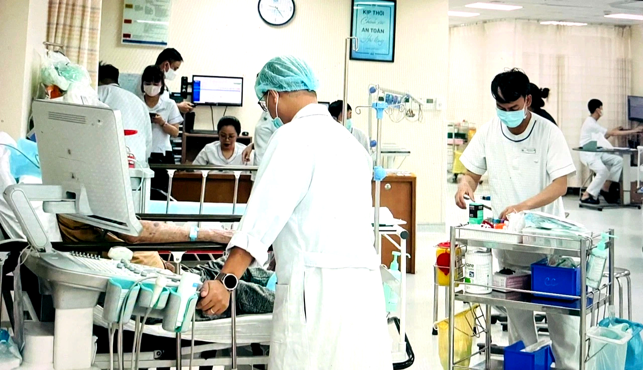 Sở An toàn thực phẩm TP.HCM nói gì về nguy cơ ngộ độc thực phẩm hiện nay?- Ảnh 1.