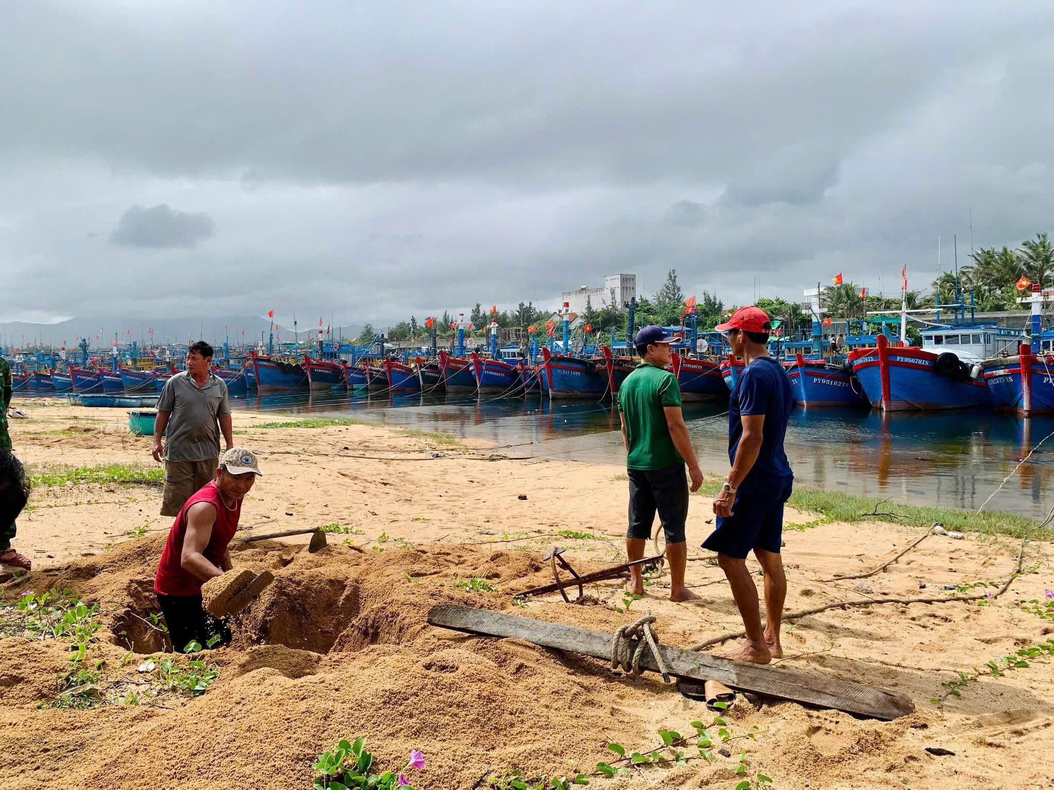 Sở Y tế Đắk Lắk kích hoạt 'báo động đỏ' ứng phó bão số 13 Kalmaegi  - Ảnh 2.