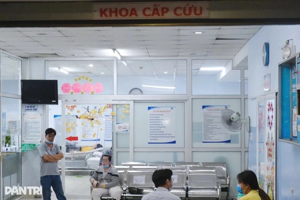 Số bệnh nhân vào viện sau khi ăn bánh mì ở phường Hạnh Thông tăng vọt - 3